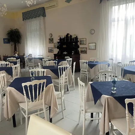 Πανσιόν Facing The Sea